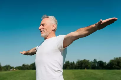 Homem branco feliz com os braços abertos